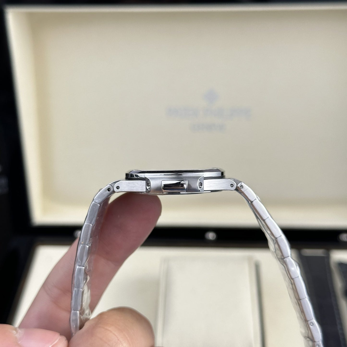 Patek Philippe Replica Watch Nautilus 7010 White Dial Metal Wire 32mm