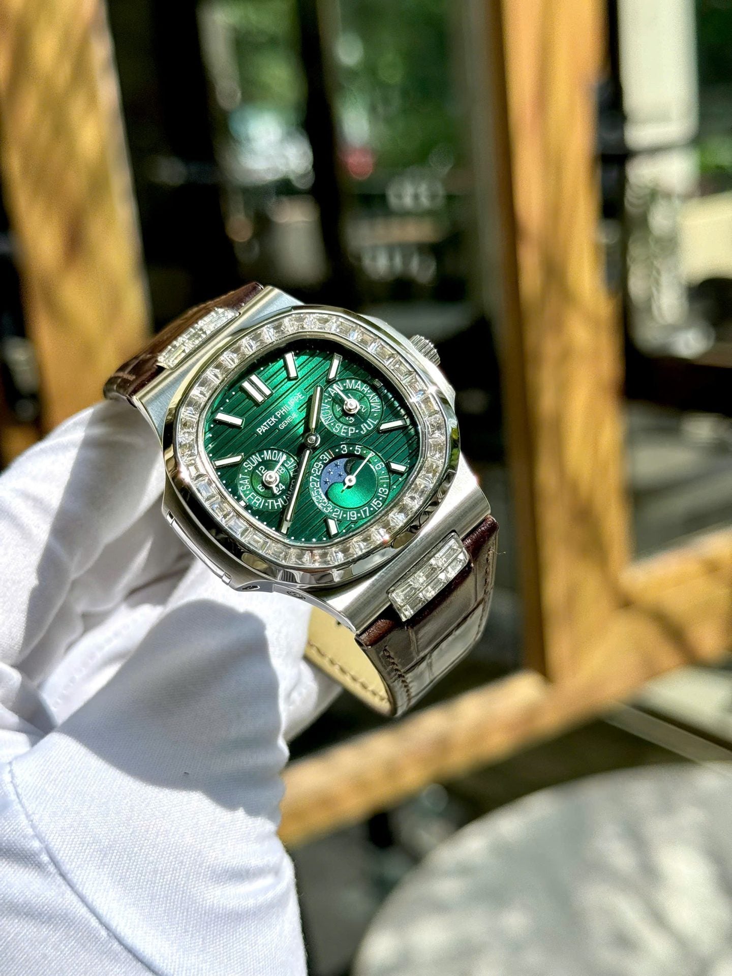 Patek Philippe High End Watch Replicas Nautilus 5740G Diamond   Green Dial Best Quality 40mm