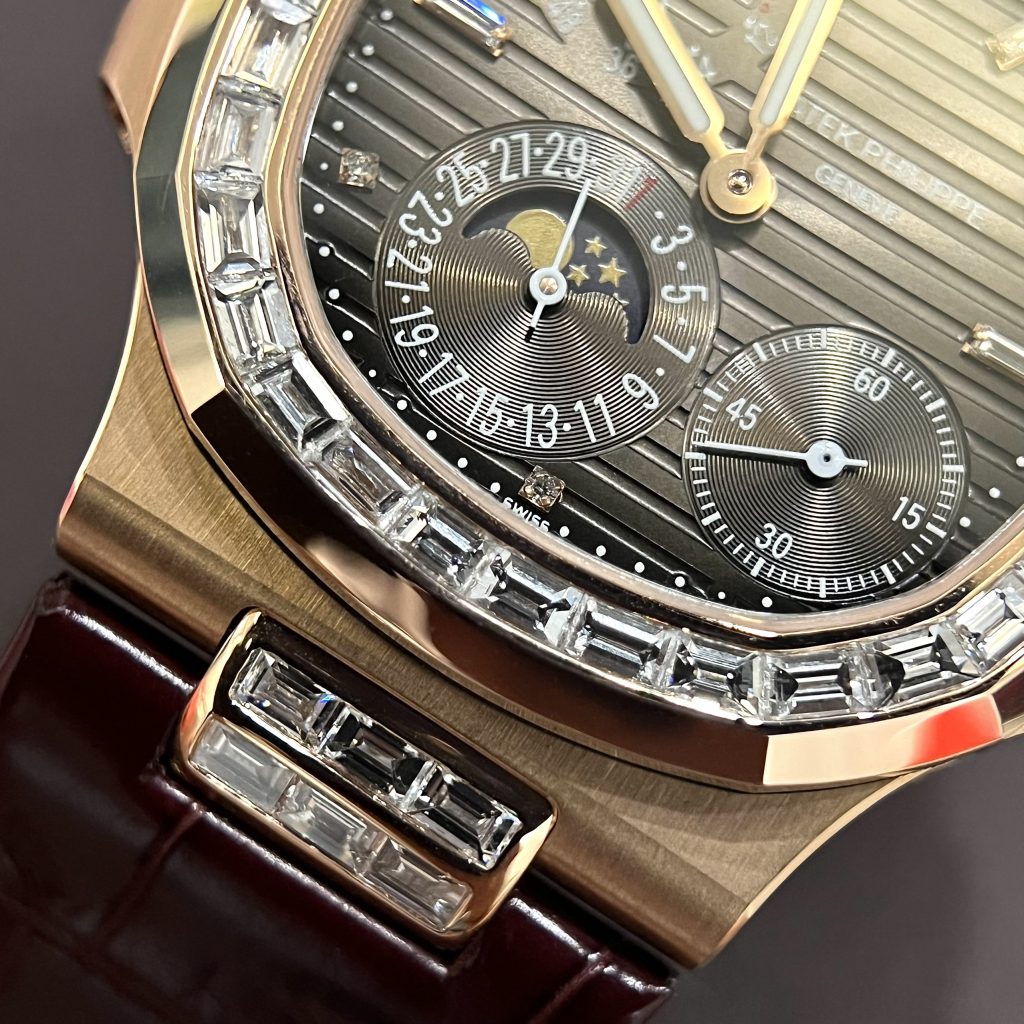 Patek Philippe Replica 1:1 Watch Nautilus 5724 18K Solid Gold With Natural Diamonds 40mm