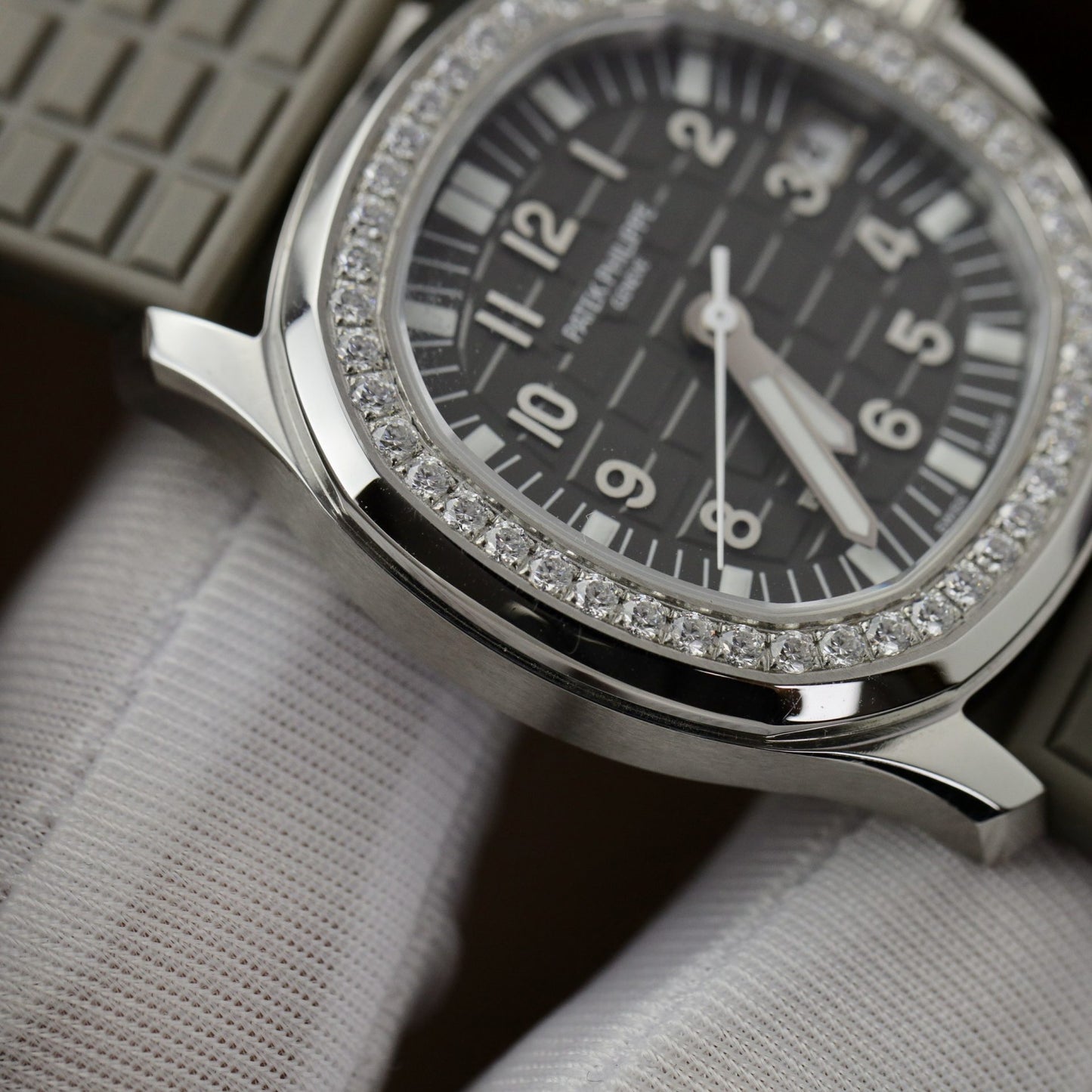 Patek Philippe Replica Watch Aquanaut 5067 Gray Dial Rubber Strap 35.6mm